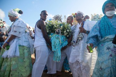 Salvador, Bahia, Brezilya - 2 Şubat 2022: Afrikalı Matriaz dindarları ve destekçileri Salvador şehrindeki orixa Yemanja 'ya saygılarını sundular..