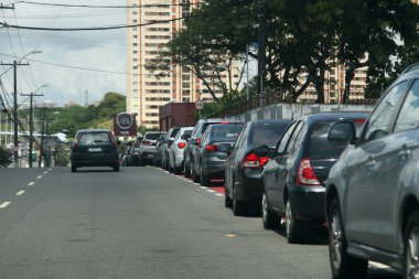 Salvador, Bahia, Brezilya - 3 Şubat 2022: Salvador şehrinde Corona virüsüne karşı aşı için araç kuyruğu.