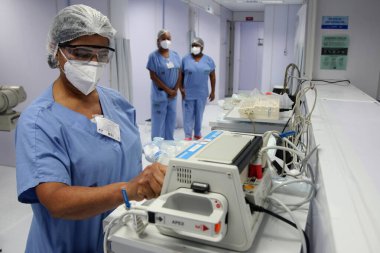 Salvador, Bahia, Brezilya - 5 Şubat 2022: Slavdor şehrinde Coronavirus enfeksiyonu kapmış hastalar için solunum desteği yatağında hemşire.