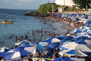 Salvador, Bahia, Brezilya - 5 Şubat 2022: Salvador 'daki Porto da Barra plajında insanlar.
