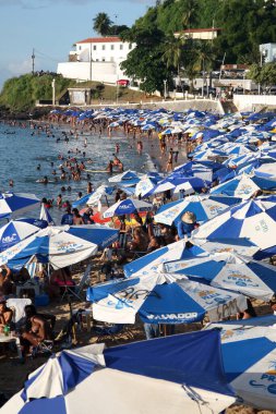 Salvador, Bahia, Brezilya - 5 Şubat 2022: Salvador 'daki Porto da Barra plajında insanlar.