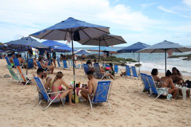 Salvador, Bahia, Brezilya - 6 Şubat 2022 Salvador 'daki Buracao plajında insanlar görüldü..