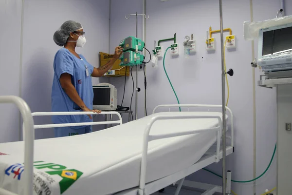 2022年2月5日ブラジル バイーア州サラドール2022年2月5日スラブドル市のコロナウイルスに感染した患者の呼吸支援ベッドの看護師 — ストック写真