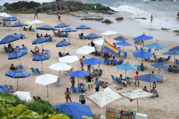 2022年2月6日 在萨尔瓦多市的Buracao海滩上可以看到一些人 — 图库照片