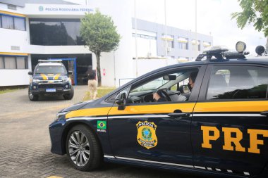 Salvador, Bahia, Brezilya - 21 Ocak 2022: Federal Otoyol Polis Memurları Salvador 'da bir aracın yanında.