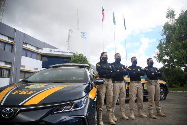 Salvador, Bahia, Brezilya - 21 Ocak 2022: Federal Otoyol Polis Memurları Salvador 'da bir aracın yanında.
