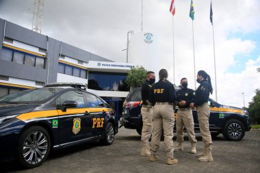 Salvador, Bahia, Brezilya - 21 Ocak 2022: Federal Otoyol Polis Memurları Salvador 'da bir aracın yanında.