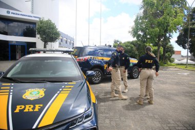 Salvador, Bahia, Brezilya - 21 Ocak 2022: Federal Otoyol Polis Memurları Salvador 'da bir aracın yanında.