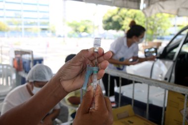 Salvador, Bahia, Brezilya - 3 Şubat 2022: Sağlık Bakanlığı 'ndan hemşire teknisyeni, Salvador şehrindeki bir hastaya uygulanacak olan Corna virüsüne karşı Pfizer aşısını hazırladı.