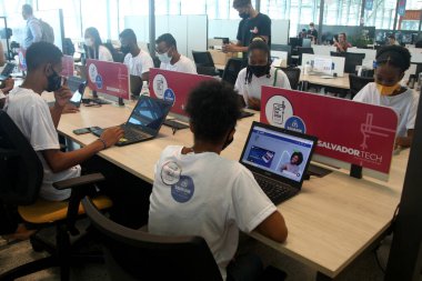 Salvador, Bahia, Brezilya - 9 Şubat 2022: Salvador Belediye Başkanı tarafından sağlanan bir eğitim projesinde cüzzamlı bilgisayar kullanan gençler.