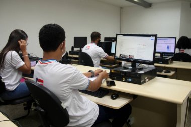 Salvador, Bahia, Brezilya - 7 Şubat 2022: Salvador şehrinde bir bilgisayar odasında bir devlet okulundan öğrenciler.