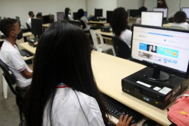 Salvador, Bahia, Brezilya - 7 Şubat 2022: Salvador şehrinde bir bilgisayar odasında bir devlet okulundan öğrenciler.