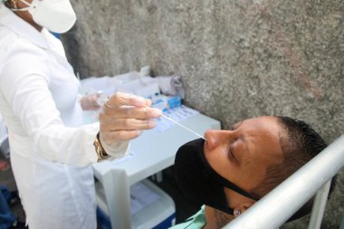 Salvador, Bahia, Brezilya - 8 Şubat 2022: Sağlık çalışanı Salvador şehrinde koronavirüs doğrulama sınavı için genetik materyal topluyor.