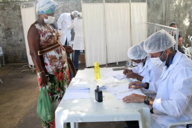 Salvador, Bahia, Brezilya - 8 Şubat 2022: İnsanlar Salvador şehrinde Corona virüsünün tespiti için muayene bekliyor..