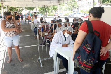 Salvador, Bahia, Brezilya - 8 Şubat 2022: İnsanlar Salvador şehrinde Corona virüsünün tespiti için muayene bekliyor..