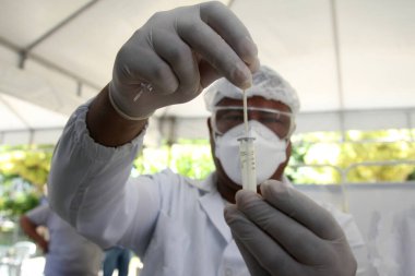Salvador, Bahia, Brezilya - 8 Şubat 2022: Sağlık görevlisi Salvador şehrinde Corona virüsü tespiti için toplanan genetik materyali gösteriyor..