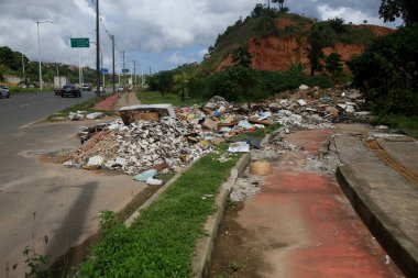 Salvador, Bahia, Brezilya - 27 Ocak 2022: Salvador 'da Avenida 13 de Marco' da bir bisiklet yolunda çöp ve moloz birikmiş..