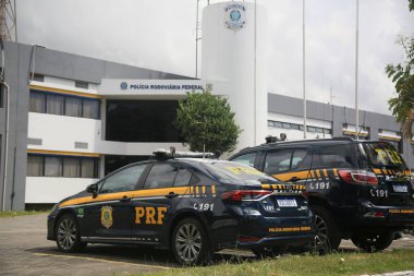 Salvador, Bahia, Brezilya - 21 Ocak 2022: Federal Otoyol Polis Memurları Salvador 'da bir aracın yanında.