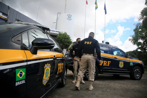 Salvador, Bahia, Brezilya - 21 Ocak 2022: Federal Otoyol Polis Memurları Salvador 'da bir aracın yanında.