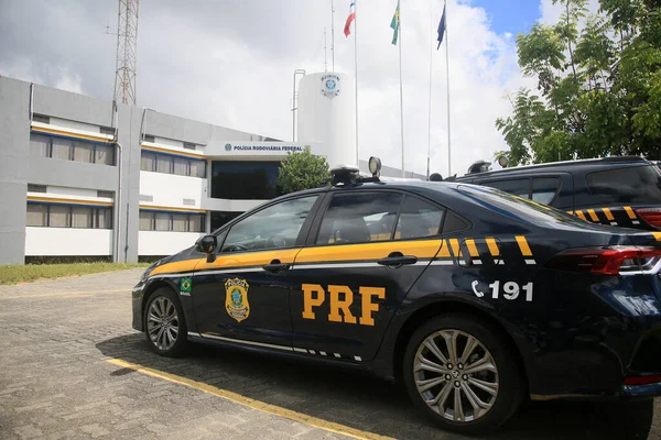 Salvador, Bahia, Brezilya - 21 Ocak 2022: Federal Otoyol Polis Memurları Salvador 'da bir aracın yanında.