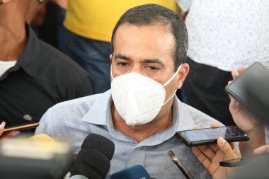 Salvador, Bahia, Brezilya - 10 Şubat 2022: Bruno Reis, Itapua 'daki bir etkinlik sırasında Salvador Belediye Başkanı.