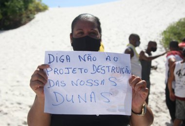 Salvador, Bahia, Brezilya - 10 Şubat 2022: Çevre aktivistleri ve Candomble dini üyeleri Salvador 'da Abaete' de bir park kurulmasını protesto ettiler..