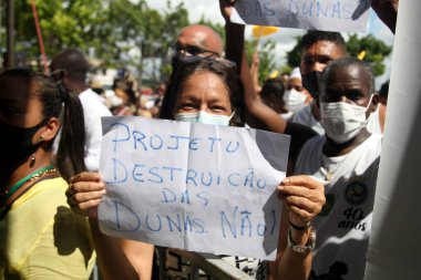Salvador, Bahia, Brezilya - 10 Şubat 2022: Çevre aktivistleri ve Candomble dini üyeleri Salvador 'da Abaete' de bir park kurulmasını protesto ettiler..