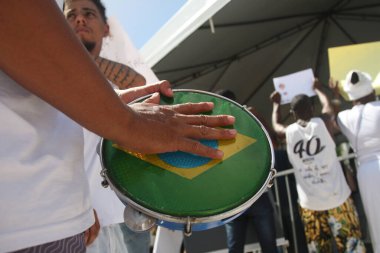 Salvador, Bahia, Brezilya - 10 Şubat 2022: Çevre aktivistleri ve Candomble dini üyeleri Salvador 'da Abaete' de bir park kurulmasını protesto ettiler..