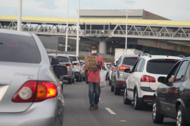 Salvador, Bahia, Brezilya - 11 Şubat 2022: Salvador şehrinde açlıktan ölen insanların posterleriyle Viculos hareketine katılması.