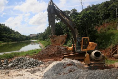 Salvador, Bahia, Brezilya - 27 Ocak 2022: Salvador şehrinde bir inşaat alanının yanındaki kepçe makinesi.