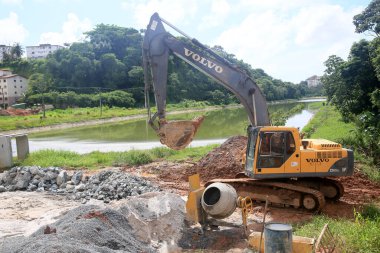 Salvador, Bahia, Brezilya - 27 Ocak 2022: Salvador şehrinde bir inşaat alanının yanındaki kepçe makinesi.