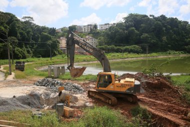 Salvador, Bahia, Brezilya - 27 Ocak 2022: Salvador şehrinde bir inşaat alanının yanındaki kepçe makinesi.