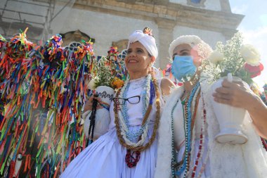 Salvador, Bahia, Brezilya - 13 Ocak 2022: Candomble dininin ustası Salvador şehrindeki Basilica Nosso do Bonfim 'in basamaklarını ziyaret ediyor..