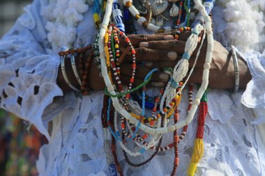 Salvador, Bahia, Brezilya - 13 Ocak 2022: Candomble dininin ustası Salvador şehrindeki Basilica Nosso do Bonfim 'in basamaklarını ziyaret ediyor..