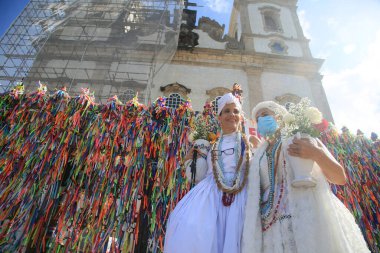 Salvador, Bahia, Brezilya - 13 Ocak 2022: Candomble dininin ustası Salvador şehrindeki Basilica Nosso do Bonfim 'in basamaklarını ziyaret ediyor..