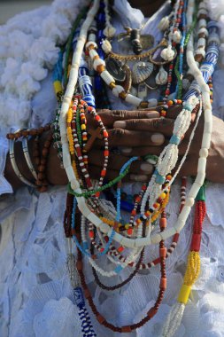 Salvador, Bahia, Brezilya - 13 Ocak 2022: Candomble dininin ustası Salvador şehrindeki Basilica Nosso do Bonfim 'in basamaklarını ziyaret ediyor..