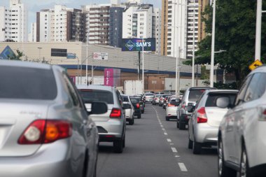 Salvador, Bahia, Brezilya - 11 Şubat 2022: Salvador 'da bir caddede trafik sıkışıklığı sırasında araçlar.