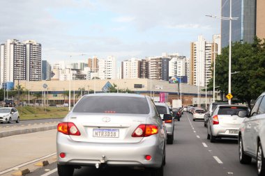 Salvador, Bahia, Brezilya - 11 Şubat 2022: Salvador 'da bir caddede trafik sıkışıklığı sırasında araçlar.