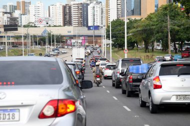 Salvador, Bahia, Brezilya - 11 Şubat 2022: Salvador 'da bir caddede trafik sıkışıklığı sırasında araçlar.