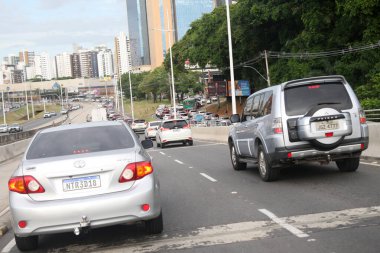 Salvador, Bahia, Brezilya - 11 Şubat 2022: Salvador 'da bir caddede trafik sıkışıklığı sırasında araçlar.