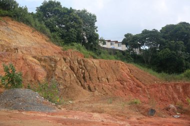 Salvador, Bahia, Brezilya - 27 Ocak 2022: Salvador şehrindeki bir hava yamacında kazı ve toprak çalışmaları