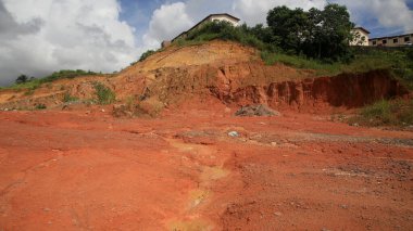 Salvador, Bahia, Brezilya - 27 Ocak 2022: Salvador şehrindeki bir hava yamacında kazı ve toprak çalışmaları