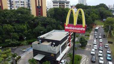 Salvador, Bahia, Brezilya - 28 Ocak 2022: Salvador şehrindeki McDonald 's restoranının havadan görünüşü.