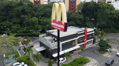 Salvador, Bahia, Brezilya - 28 Ocak 2022: Salvador şehrindeki McDonald 's restoranının havadan görünüşü.