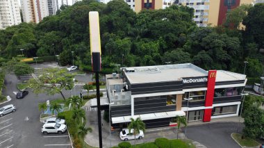 Salvador, Bahia, Brezilya - 28 Ocak 2022: Salvador şehrindeki McDonald 's restoranının havadan görünüşü.