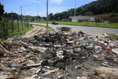 Salvador, Bahia, Brezilya - 27 Ocak 2022: Çöpler ve molozlar Salvador şehrinde düzensiz bir bisiklet yoluna bırakıldı.
