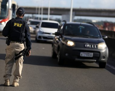 Simoes filho, bahia, brrazil - 11 Ekim 2018: Federal Otoyol Polisi - PRF - Simoes Filho kentindeki BR 324 federal otobanındaki bir sürücüyü denetliyor..