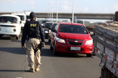 Simoes filho, bahia, brrazil - 11 Ekim 2018: Federal Otoyol Polisi - PRF - Simoes Filho kentindeki BR 324 federal otobanındaki bir sürücüyü denetliyor..