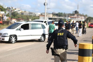 Simoes filho, bahia, brrazil - 11 Ekim 2018: Federal Otoyol Polisi - PRF - Simoes Filho kentindeki BR 324 federal otobanındaki bir sürücüyü denetliyor..