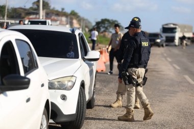 Simoes filho, bahia, brrazil - 11 Ekim 2018: Federal Otoyol Polisi - PRF - Simoes Filho kentindeki BR 324 federal otobanındaki bir sürücüyü denetliyor..